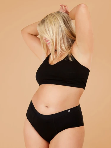 Czarne majtki menstruacyjne Fluxies Essential Brief na kobiecej sylwetce, widok z przodu