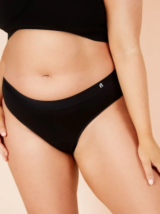 Czarne majtki menstruacyjne Fluxies Essential Hipster na kobiecej sylwetce, widok z przodu