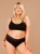 Czarne majtki menstruacyjne Fluxies Bikini z koronką w pasie na modelce plus size, widok z przodu