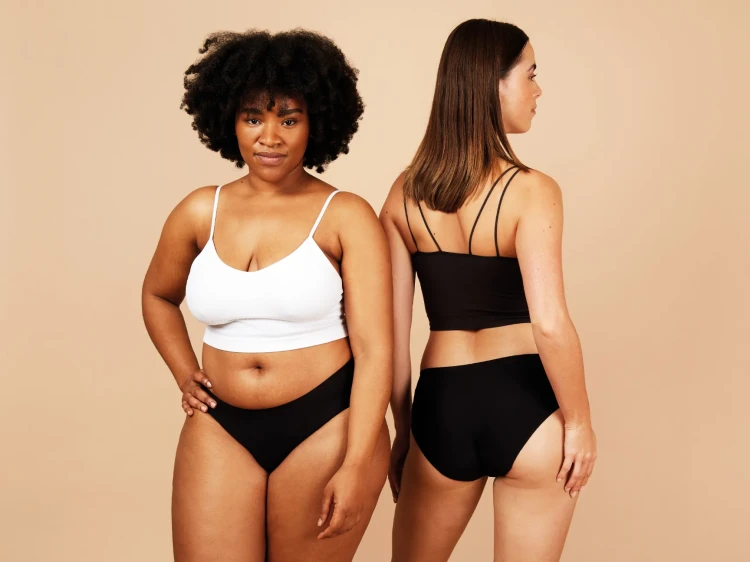 Dwie modelki w majtkach menstruacyjnych FluxiesNuStretch prezentujące wygląd bielizny z przodu i z tyłu