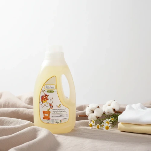 delikatny płyn do prania bielizny i ubranek dziecięcych baby anthyllis na tle miękkiego jasnego materiału