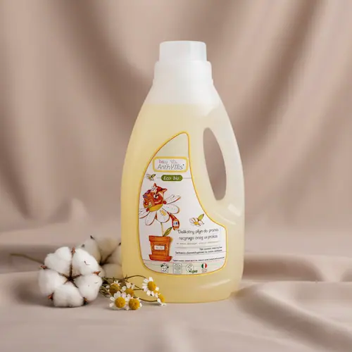 ekologiczny delikatny płyn do prania bielizny i ubranek dziecięcych Baby Anthyllis na jasnobeżowym tle