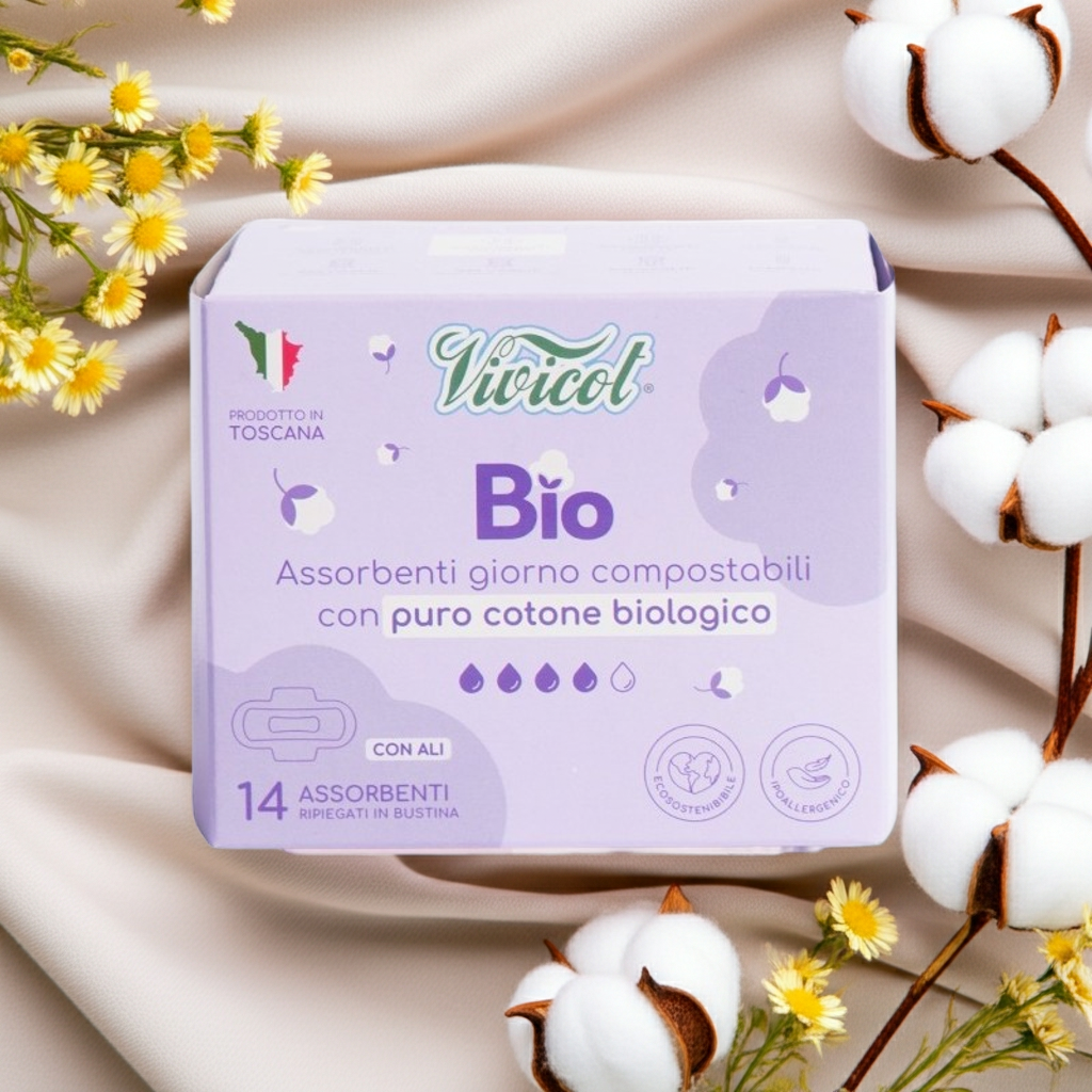 ekologiczne podpaski na dzień vivicot bio z certyfikowanej bawełny na tle jasnobeżowego materiału i kwiatów