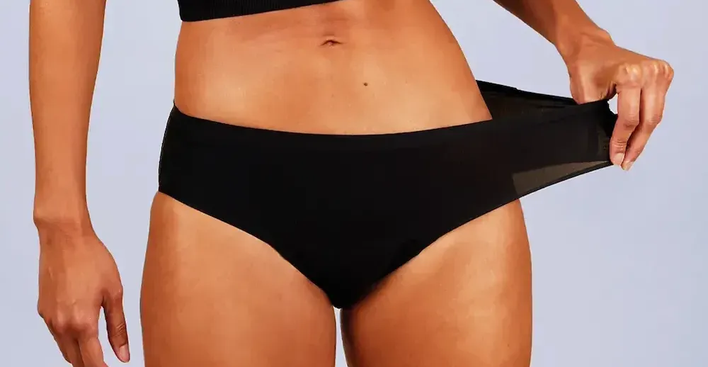 czarne majtki menstruacyjne Fluxies NuStrech na modelce