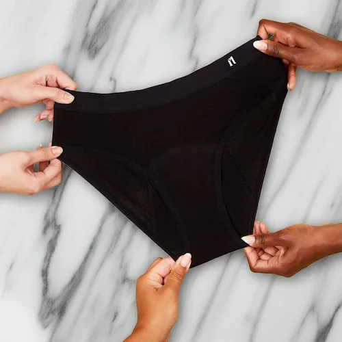 czarne majtki menstruacyjne Fluxies Hipster na marmurowym tle