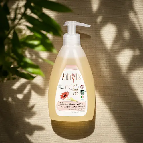 ekologiczny płyn do higieny intymnej Anthyllis BIO odpowiedni dla alergików na jasnym tle 